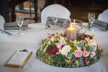 Festlich gedeckter Tisch zur Hochzeit