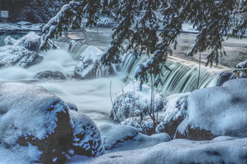 Fluss im Winter