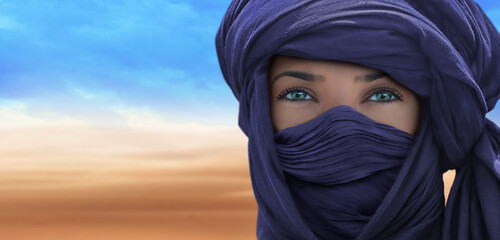 Woman tuareg in the desert - obrazy, fototapety, plakaty