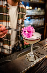 man hand bartender making cocktail on the bar counter