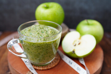 Apple juice and green leafy vegetables smoothie for health