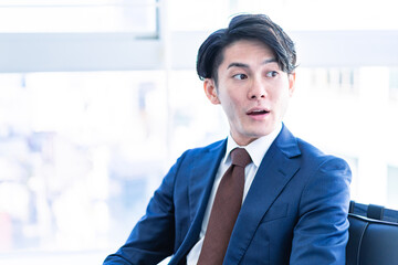 打ち合わせをするビジネスパーソン