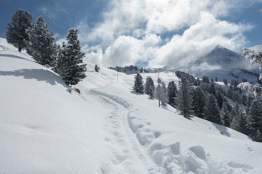 Schneespur durch eine Winterlandschaft für Skitourengeher in Tirol