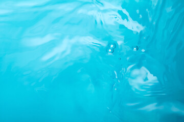 綺麗な青い水