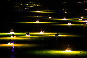 水上の未確認物体