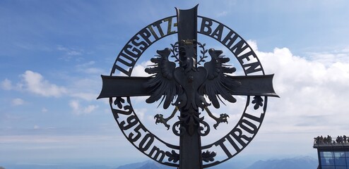 Gipfelkreuz von Tirol auf der Zugspitze.