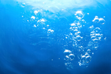 綺麗な青い水と湧き上がる泡