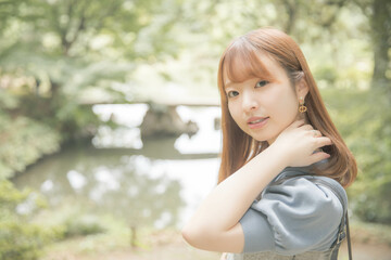 Obraz premium 庭園と女性