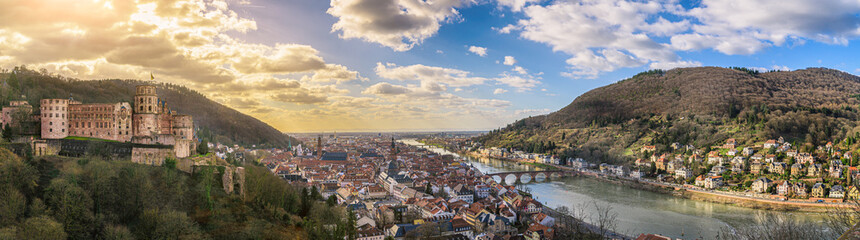 Blick auf Heidelberg mit Schloss und Brücke über den Neckar