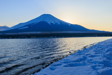 冬の富士山と山中湖の夕焼け