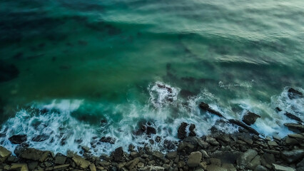 Obraz premium green ocean from sky at night in Cascais