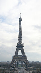 Fototapeta na wymiar La tour Eiffel en vue de face à Paris.