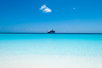 Obraz premium Half Moon Cay Island Waters And A Cruise Ship