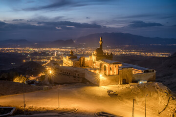Obraz premium Ishak Pasha Palace at twilight in Dogubeyazit district of Agri city in Eastern Anatolia, Turkey