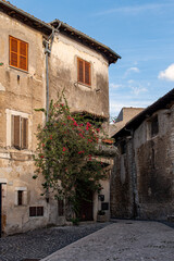 Fototapeta na wymiar Fassade in der Altstadt von Sermoneta in Latium in Italien