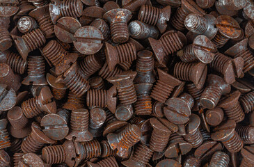 Alte rostige Schrauben mit Senkkopf als Nahaufnahme für Hintergrund