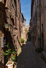 Fototapeta na wymiar Gasse in der Altstadt von Bomarzo in der Region Lazio in Italien