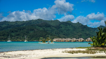 Fototapeta na wymiar Honeymoon island in French Polynesia with crystal clear transparent waters. 