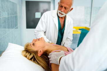 Obraz premium Pregnant woman pushes to give birth in hospital, obstetrician doctor assisting