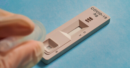 Conducting a rapid test covid-19.