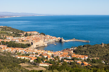 Fototapeta na wymiar Vue sur Collioure et sa baie au bord de la Méditerranée (Occitanie, France)