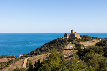 Obraz premium Vue sur le Fort Saint-Elme et la Côte Vermeille depuis les terres (Occitanie, France)