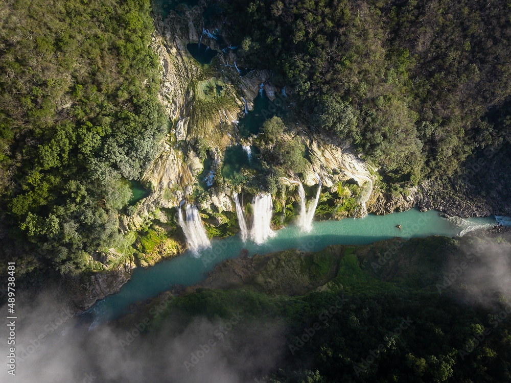 Wall mural Drohnenaufnahme Cascada de Tamul mit Wolken im Vordergrund Mexiko