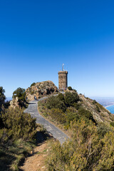 Fototapeta na wymiar Vue sur la Tour Madeloc à 650 mètres de hauteur dans le massif des Albères (Occitanie, France)