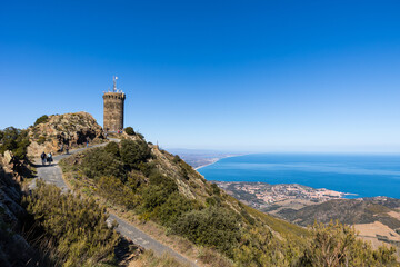 Fototapeta na wymiar Vue sur la Tour Madeloc surplombant Collioure et la côte méditerranéenne (Occitanie, France)