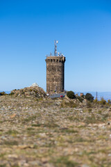 Vue sur la Tour Madeloc à 650 mètres de hauteur dans le massif des Albères (Occitanie, France)