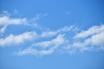 Chmury białe przed południem na błękitnym niebie