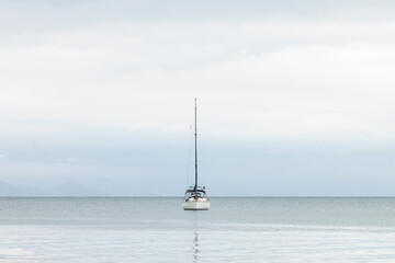 barco em alto mar