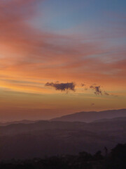 Obraz premium Atardecer con gran variedad de colores y unas nubes con diversas formas de primer plano, un paisaje con vista a Puntarenas de Costa Rica desde Magallanes de San Ramón Alajuela, la cuna de atardeceres.