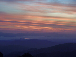 Obraz premium Atardecer con gran variedad de colores y unas nubes con diversas formas de primer plano, un paisaje con vista a Puntarenas de Costa Rica desde Magallanes de San Ramón Alajuela, la cuna de atardeceres.