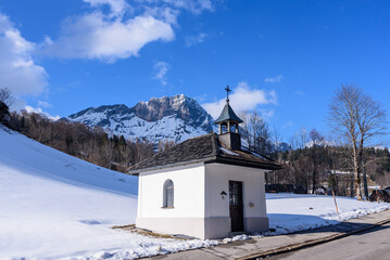 Fototapeta na wymiar Kapelle im Schnee vor Untersberg in Untergern