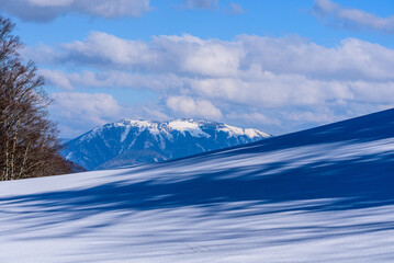 Winterlandschaft in den bergen bei Schnee mit Wolken und Sonne in Berchtesgaden