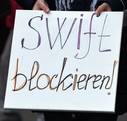 Schild auf einer Ukraine-Demo: "Swift blockieren!"