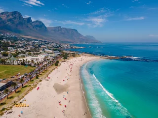 Photo sur Plexiglas Plage de Camps Bay, Le Cap, Afrique du Sud Plage de Camps Bay Cape Town d& 39 en haut avec vue aérienne de drone, Camps Bay Cape Town.