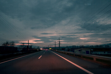 Fototapeta na wymiar sur la route à la tombée de la nuit