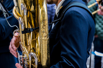 Músicos tocando sus instrumentos en la entrada de bandas de música de Valencia para celebrar el...