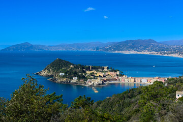 Fototapeta na wymiar Promontorio di Sestri Levante, visto dal sentiero verso Punta Manara (Liguria, Italia)