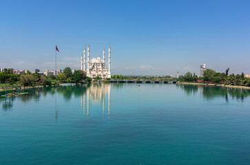 Fototapeta premium Adana city center, located on the banks of the Seyhan River, is the largest mosque in Turkey.