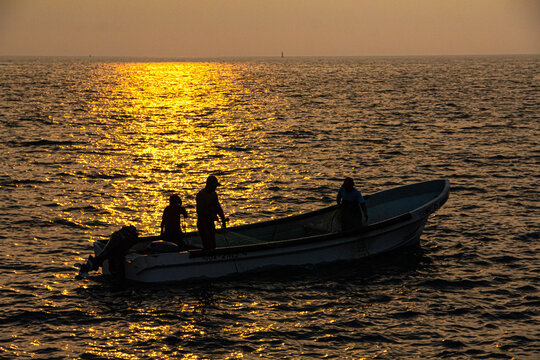 Pescadores en d&iacute;a nublado 2