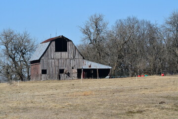 Obraz premium Weathered Barn in a Farm Field