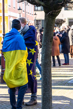 Peronen demonstrieren in Flaggen zur Unterstützung der Ukraine / der Fotografen-Anteil vom Verkauf wird gespendet / the photographers share of the income will be donated
