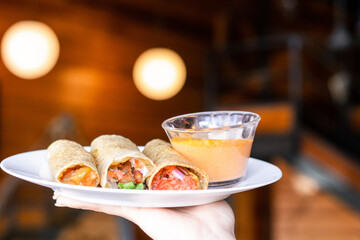 Orden de tres tacos acompañados de salsa cremosa 