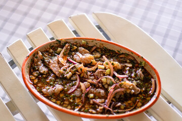 Aguachile negro con camarones y cebolla morada 