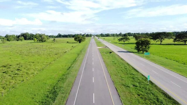 Cancha desde el cielo, hermosa autopista con verde a los lados