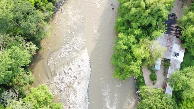 Hermoso r&iacute;o empedrado a lo largo del valle. Puente para cruzar