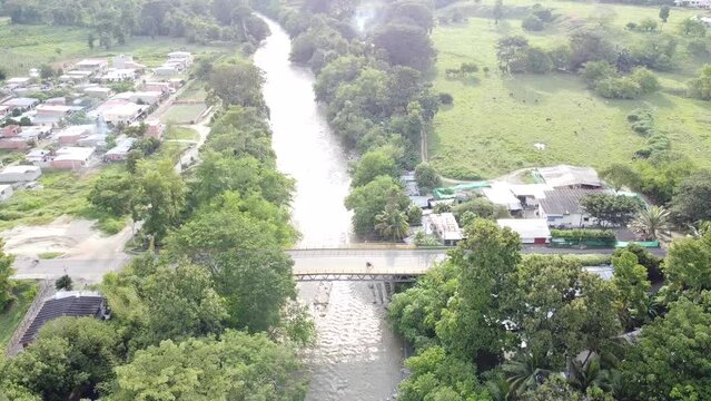 Hermoso r&iacute;o empedrado a lo largo del valle. Puente para cruzar